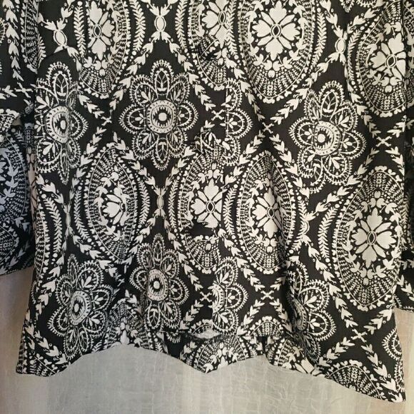 Dressbarn Women's Blouse Size M Black White Geometric 3/4 Sleeve V Neck Stretch - Picture 6 of 11